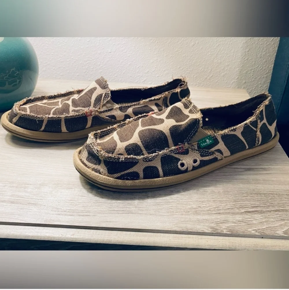 RARE! SANUK Giraffe Print Hemp Slip-ons Size 8